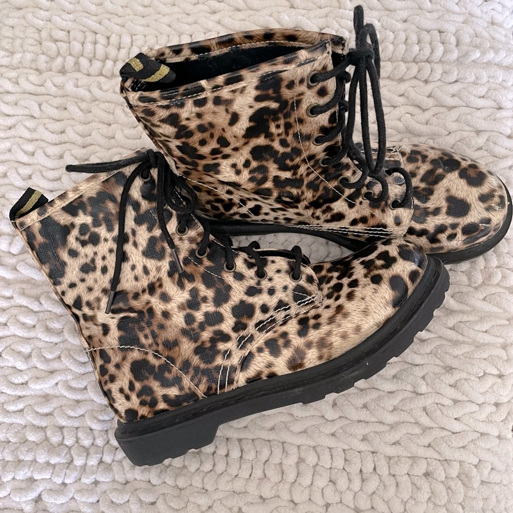 3/$40 ✨ ARIZONA Leopard/cheetah print combat boots